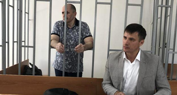 Оюб Титиев и его адвокат Петр Заикин (справа) в зале суда. Фото: Пресс-служба ПЦ "Мемориал"