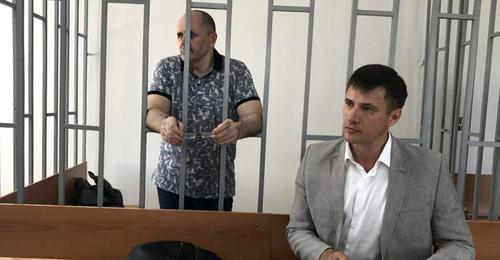 Оюб Титиев и его адвокат Петр Заикин (справа) в зале суда. Фото: Пресс-служба ПЦ "Мемориал"