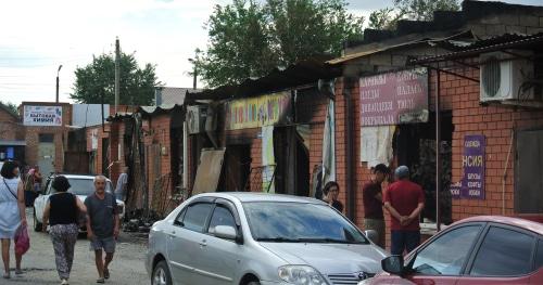 Предприниматели у пострадавших от пожара ларьков на территории оптового склада в Элисте. Фото Бадмы Бюрчиева для "Кавказского узла".