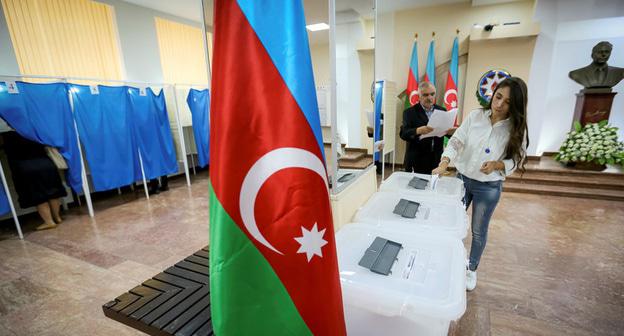 На избирательном участке в Баку. Фото: REUTERS/Aziz Karimov