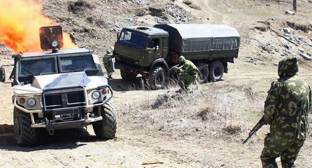 Военные учения. ©  Фото: press office of the SMD
Читать далее: https://ru.armeniasputnik.am/society/20180402/11208138/Russian-voennyh-sotni-edinic-tekhniki-provodyat-ucheniya-v-Armenia.html