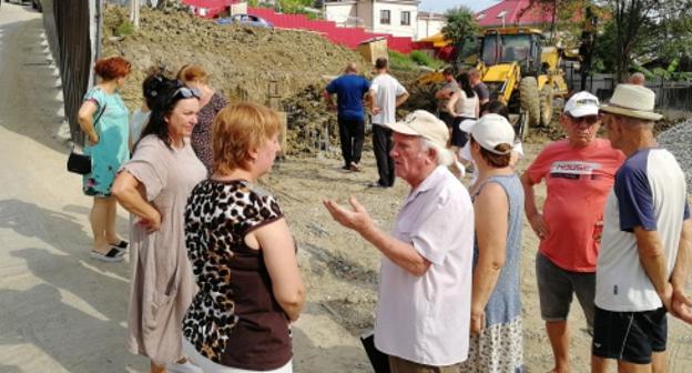Участники схода в Сочи требуют остановить стройку на оползневом участке. 25 июля 2018 года. Фото Светланы Кравченко для "Кавказского узла".