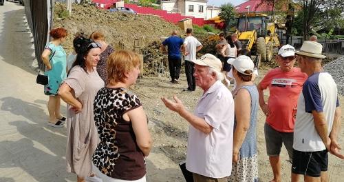 Участники схода в Сочи требуют остановить стройку на оползневом участке. 25 июля 2018 года. Фото Светланы Кравченко для "Кавказского узла".