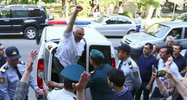 Афган Мухтарлы возле суда в Баку. 31 мая 2017 г. Фото:Aziz Karimov