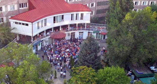 Акция протеста в защиту главрача ереванского медцентра  © Sputnik / Stringer https://ru.armeniasputnik.am/politics/20180727/13507614/mediki-iz-centra-grigorij-prosvetitel-trebuyut-ne-trogat-svoego-direktora.html