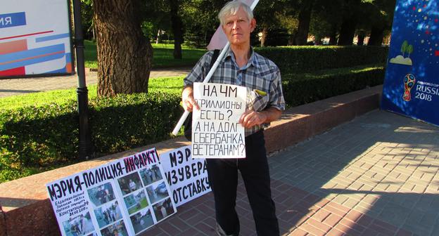 Владимир Васильченко проводит одиночный пикет в Волгограде в рамках Всероссийской акции "Стратегия-31". 31 июля 2018 года. Фото Вячеслава Ященко для "Кавказского узла".