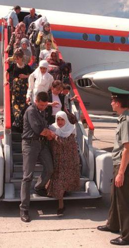Первые шаги на родине. Фото: Татьяна Макеева (МЧС).