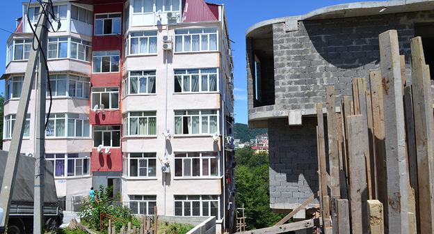 Строительство двух многоквартирных домов на улице Санаторной в Сочи. Фото Светланы Ркавченко для "Кавказского узла"