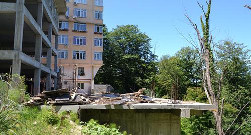 Строительство многоквартирных домов на улице Санаторной в Сочи. Фото Светланы Ркавченко для "Кавказского узла"