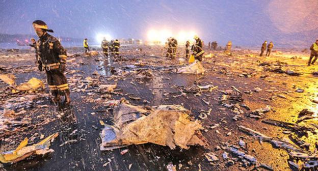 Обломки самолета рейса Flydubai 981 на взлетной полосе. Ростов-на-Дону, 19 марта 2016 г. Фото: Press Service of the Governor of Rostov Oblast https://ru.wikipedia.org
