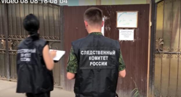 Сотрудник СК у ворот детсад в Астрахани Фото: кадр видео Punkt Astrakhan
https://www.youtube.com/watch?time_continue=2&v=CwcRpmQW7K0