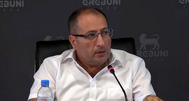 Адвокат экс-президента Армении Айк Алумян. 
Фото https://ru.armeniasputnik.am/politics/20180816/13893555/advokat-kocharyana-rasskazal-v-kakom-sluchae-budet-iskat-pravosudiya-ne-v-armenii.html