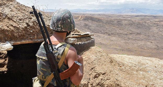 Солдат армии НКР на боевой позииции. Фото © Sputnik / Aram Nersesyan https://ru.armeniasputnik.am/karabah/20180817/13916268/azerbajdzhanskaya-diversiya-v-karabahe-nastuplenie-otrazheno.html