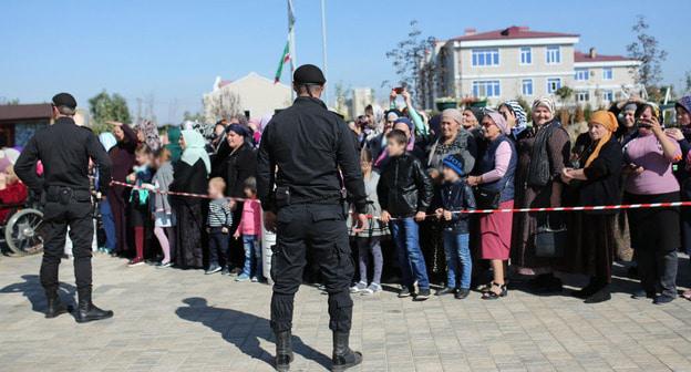 Сотрудники правоохранительных органов на улицах Грозного следят за порядком. Фото: Radio Marsho (RFE/RL)