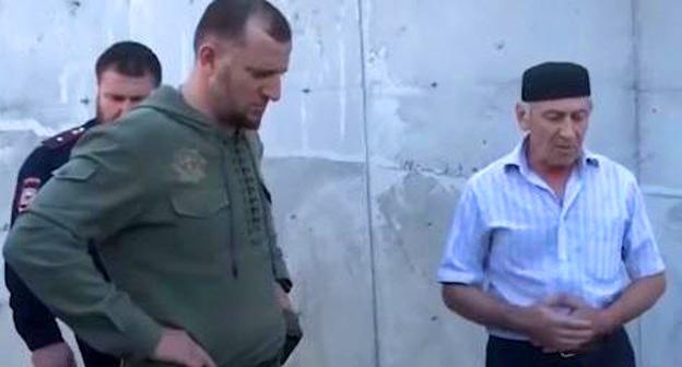 Речь с проклятиями бывшего заместителя мэра города Шали Рамзана Мусаева (справа) над телом убитого сына в присутствии замглавы МВД Чечни. Кадр из видео пользователя НОВОСТИ КАК ЕСТЬ
https://www.youtube.com/watch?time_continue=1&v=QjaoUkCZti8