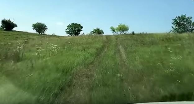 Дорога между ингушским селом Долаково и североосетинским Зильги 
 Фото: Кадр видео" Шоссе в никуда: старый конфликт мешает осетинам и ингушам" http://www.kavkaz-uzel.eu/articles/322917/
