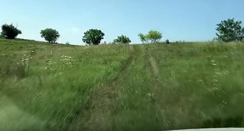 Дорога между ингушским селом Долаково и североосетинским Зильги
Фото: Кадр видео" Шоссе в никуда: старый конфликт мешает осетинам и ингушам" http://www.kavkaz-uzel.eu/articles/322917/ Дорога между ингушским селом Долаково и североосетинским Зильги
Фото: Кадр видео" Шоссе в никуда: старый конфликт мешает осетинам и ингушам" http://www.kavkaz-uzel.eu/articles/322917/