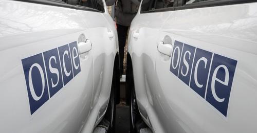 Автомобили с символикой ОБСЕ. Фото: REUTERS/Gleb Garanich