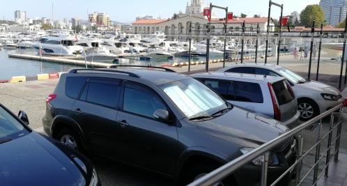 Автопарковка преграждает путь к морвокзалу в Сочи. Фото Светланы Кравченко для "Кавказского узла".