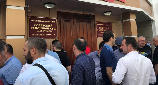 Люди перед зданием Советского райсуда Махачкалы, где рассматривается вопрос об аресте Магомедрасула Омарова. 9 сентября 2018 года. Фото Патимат Махмудовой для "Кавказского узла"
