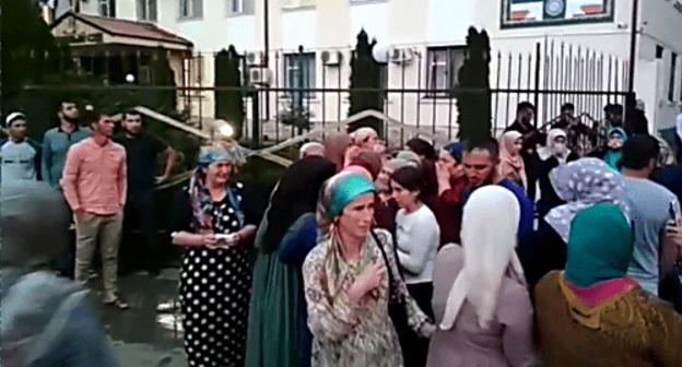 Люди у здания суда. Фото: кадр видео, поступившего "Кавказскому узлу".