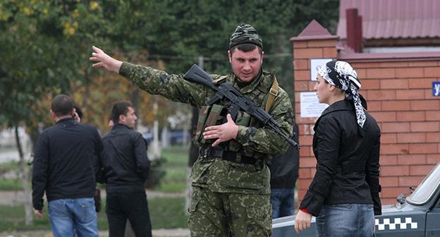 Сотрудник силовых структур. Фото: REUTERS/Alkhan Gargayev 