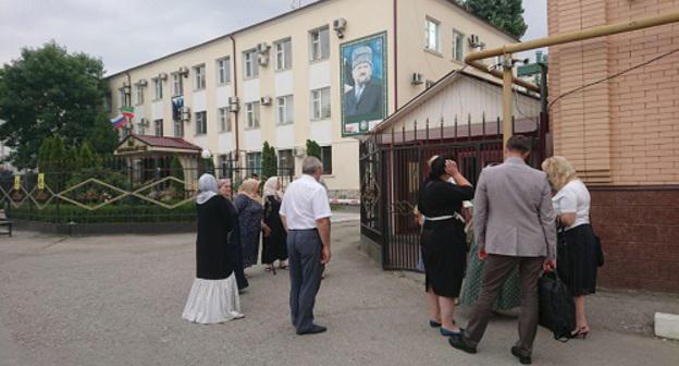 Люди у здания Шалинского горсуда. Фото предоставлено пресс-службой ПЦ "Мемориал". 