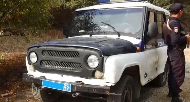 Полицейский автомобиль на месте КТО в Дагестане. Фото пресс-службы Национального антитеррористического комитета http://nac.gov.ru/kontrterroristicheskie-operacii/v-hode-kto-v-dagestane-neytralizovany-troe-2.html