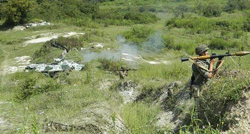 Военнослужащие и боевая техника на полигоне в Абхазии. Фото https://structure.mil.ru/structure/okruga/south/news/more.htm?id=12195606@egNews