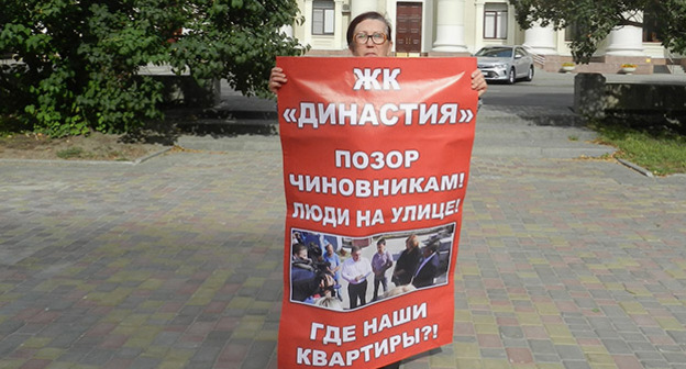 Пикет дольщиков ЖК "Династия". На снимке: Любовь Кудрявцева в одиночном пикете. Волгоград, 19 сентября 2018 года. Фото Татьяны Филимоновой для "Кавказского узла"