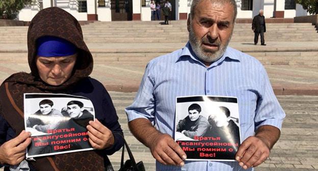 Родственники убитых братьев Гасангусеновых проводят акцию на центральной площади Махачкалы. 24 сентября 2018 г. Фото Патимат Махмудовой для "Кавказского узла"
