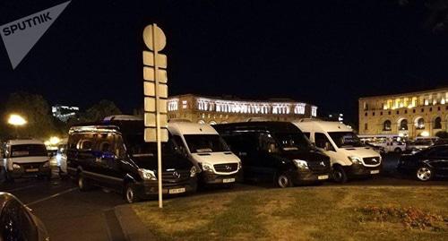 Акция протеста водителей перед зданием правительства в Ереване, 24 сентября Фото Sputnik / Andranik Ghazaryan
 https://ru.armeniasputnik.am/politics/20180925/14668836/voditeli-mezhdugorodnih-mikroavtobusov-gotovyat-transportnyj-kollaps-v-erevane.html