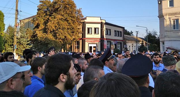 Активисты и жители Сунженского района Ингушетии пришли к зданию районной администрации. 24 сентября 2018 года. Фото: Умар Йовлой для "Кавказского узла"