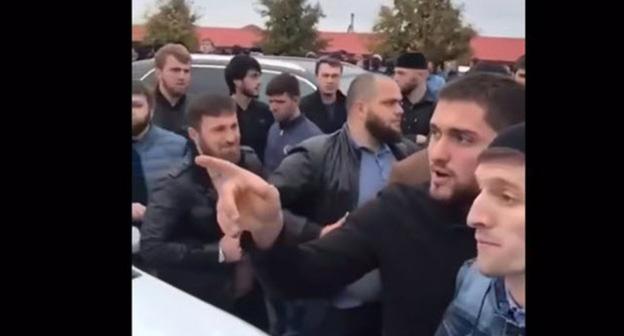 Акция протеста против передачи земель Чечне. Магас, 26 сентября 2018 г. Кадр из видео пользователя ТУТ ЧЕЧНЯ https://www.youtube.com/watch?v=egAAOEoEFvQ