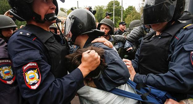 Сотрудники силовых структур во время задержания активистов. Фото: REUTERS/Anton Vaganov