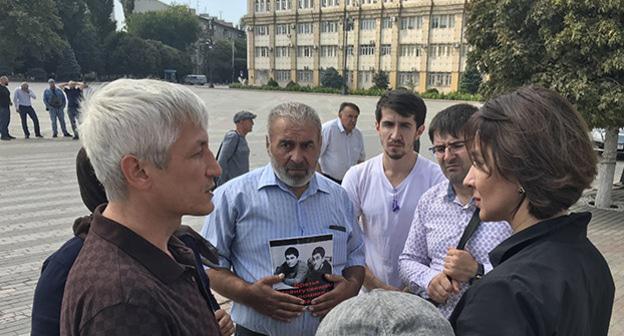 Представители отдела по работе с обращениями администрации главы и правительства Дагестана общаются с Гасангусеновым (в центре). Махачкала, сентябрь 2018 г. Фото Патимат Махмудовой для "Кавказского узла"