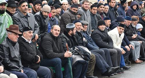 Участники митинга в Магасе. 5 октября 2018 г. Фото: Якуб Гогиев https://www.facebook.com/gogiev.jakob/posts/2121692801375728