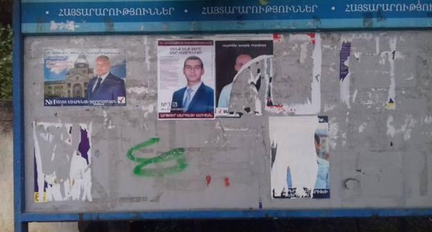 Стенд с агитационными плакатами перед выборами в Нагорном Карабахе. Фото Алвард Григорян для "Кавказского узла".