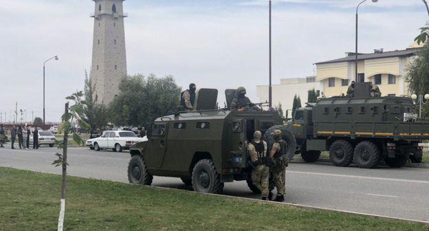 Силовики в центре Магаса, где проходит акция протеста. 4 октября 2018 года. Фото Умара Йовлоя для "Кавказского узла"