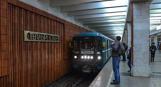 Пассажиры на станции метро "Теплый стан". Фото: стоп-кадр видео Runews24.ru