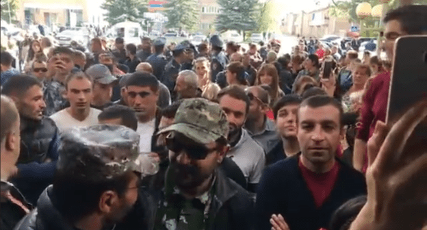 Протестующие у здания администрации общины Ани. Скриншот видео. https://www.facebook.com/sanasaryan/videos/10217419775944541/