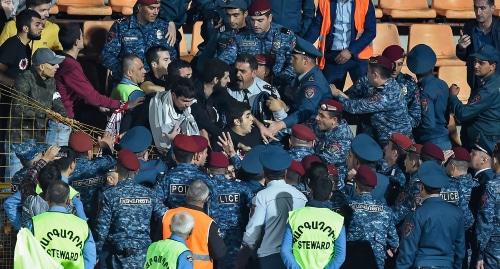 Потасовка после футбольного матча Лиги наций УЕФА между сборными Армении и Гибралтара (13 октября 2018 года). Еревaн Sputnik/ Asatur Yesayants.

https://ru.armeniasputnik.am/nl2018/20181013/15072849/match-mezhdu-sbornymi-armenii-i-gibraltara-zavershilsya-potasovkoj-bolelshchikov.html