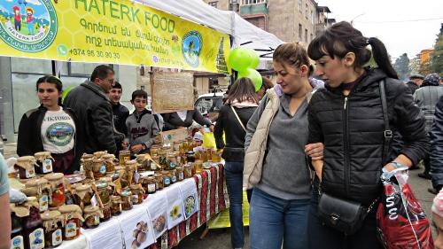 Покупатели на ярмарке. Фото Алвард Григорян для "Кавказского узла".