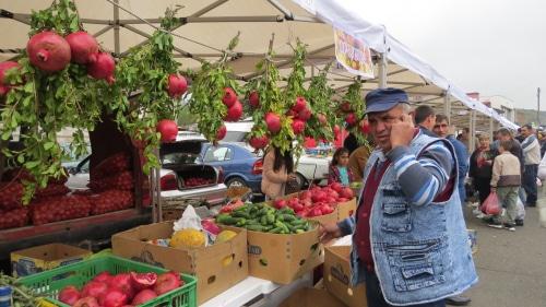 Покупатель на ярмарке. Фото Алвард Григорян для "Кавказского узла".