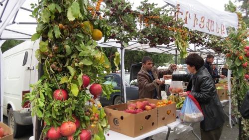 Фермер продает свою продукцию на ярмарке в Степанакерте. Фото Алвард Григорян для "Кавказского узла".