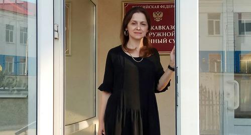 Адвокат Ислама Гугова Ева Чаниева на выходе из здания суда. Фото Константина Волгина для "Кавказского узла"
