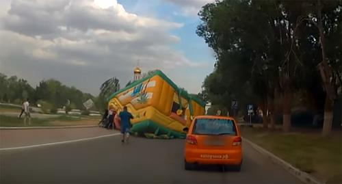 Ветер снес надувной батут в Знаменске. Кадр из видео пользователя Следственный комитет Российской Федерации
https://www.youtube.com/watch?v=On_NRnbr-XI&feature=youtu.be