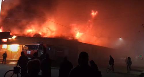 Пожар на рынке "Хитрый" в Ахтубинске. 23 октября 2018 г. Кадр из видео пользователя 
Life https://www.youtube.com/watch?v=To1JjB1i23c
 