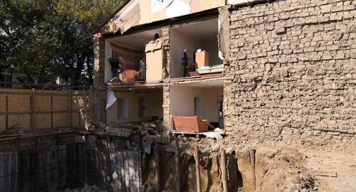 Обрушение стены двухэтажного дома в Махачкале. Фото 
Кадр видео РГВК Дагестан http://www.rgvktv.ru/obshchestvo/54908