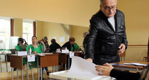 Жители Тбилиси голосуют на выборах президента Грузии. Фото Инны Кукуджановой для "Кавказского узла".
